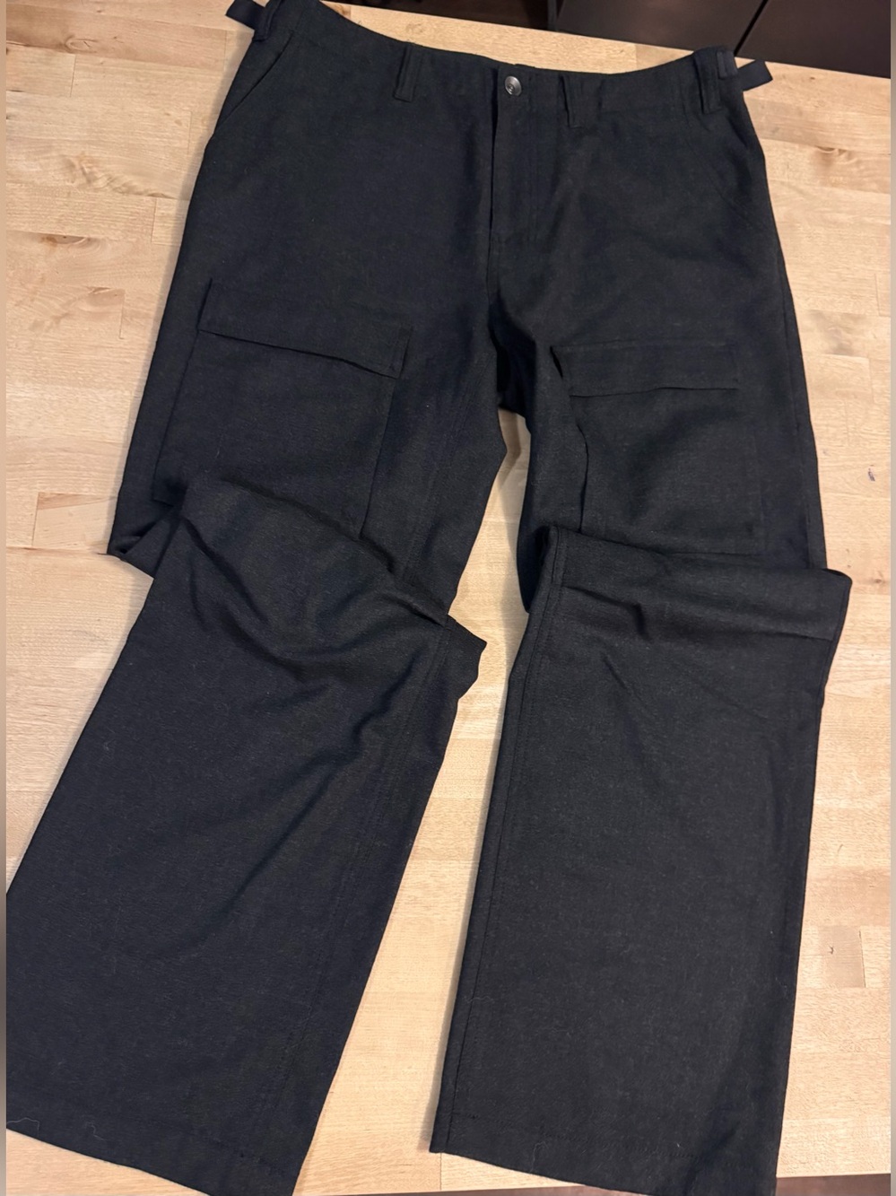 Elie Tahari men’s charcoal wool Cargo Pants